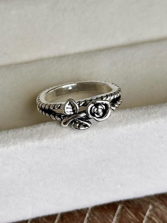 Free People Jewelry - Vintage Silver Rose Twist Ring